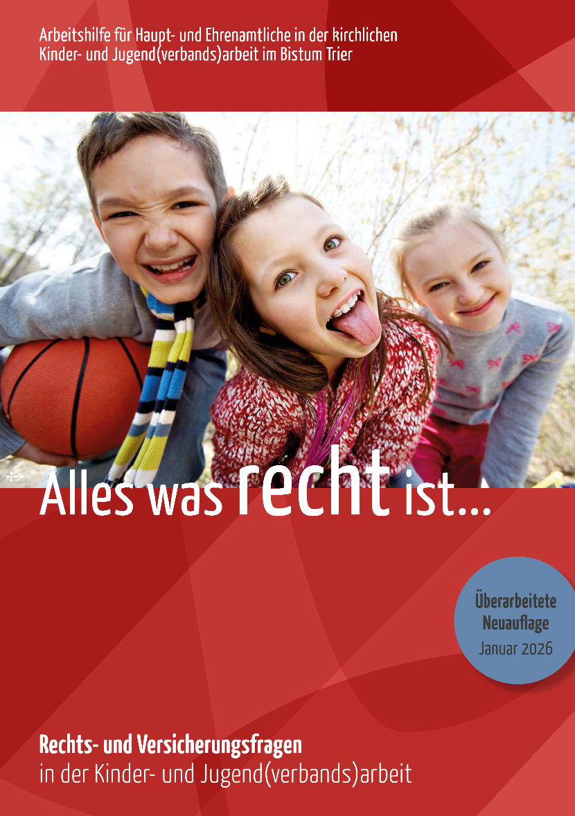 Das Bild zeigt das Cover der Broschüre Alles was recht ist ... Darauf sind ein Junge mit einem Ball und zwei Mädchen zu sehen. Sie posieren für ein Bild. Das Cover darum ist rot.