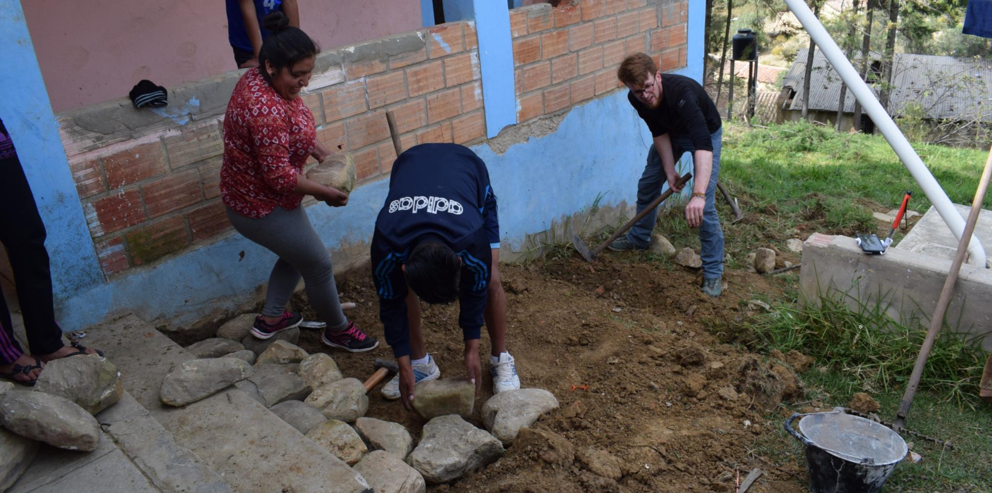 Das Bild junge Menschen beim Bau einer Terrasse während der 72h Aktion in Bolivien