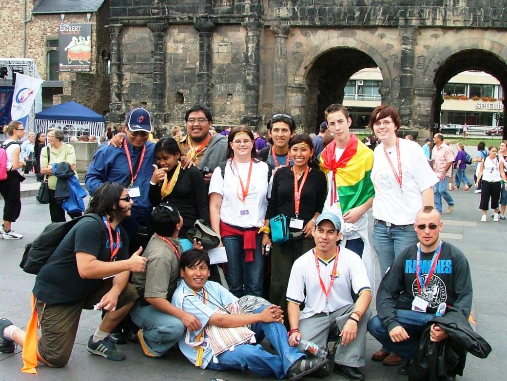 Das Bild zeigt eine Gruppe junger Menschen vor der Porta Nigra in Trier