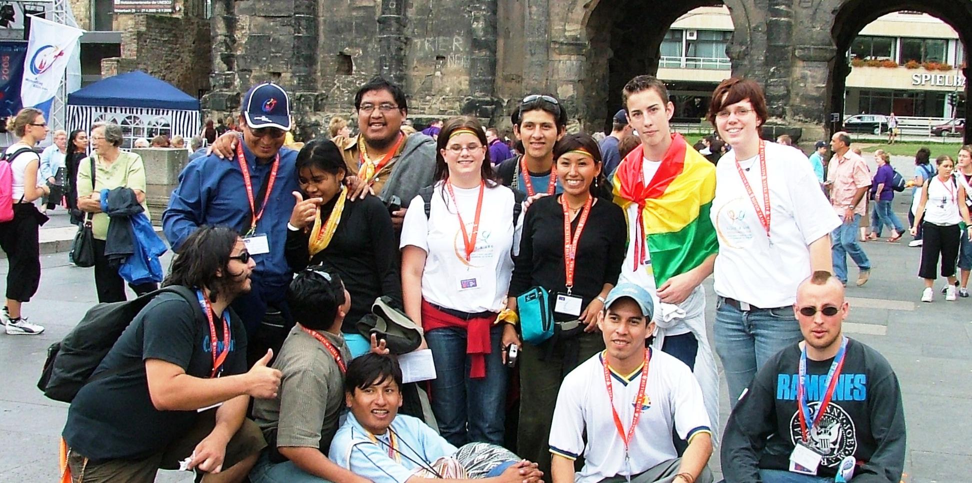 Das Bild zeigt eine Gruppe junger Menschen vor der Porta Nigra in Trier