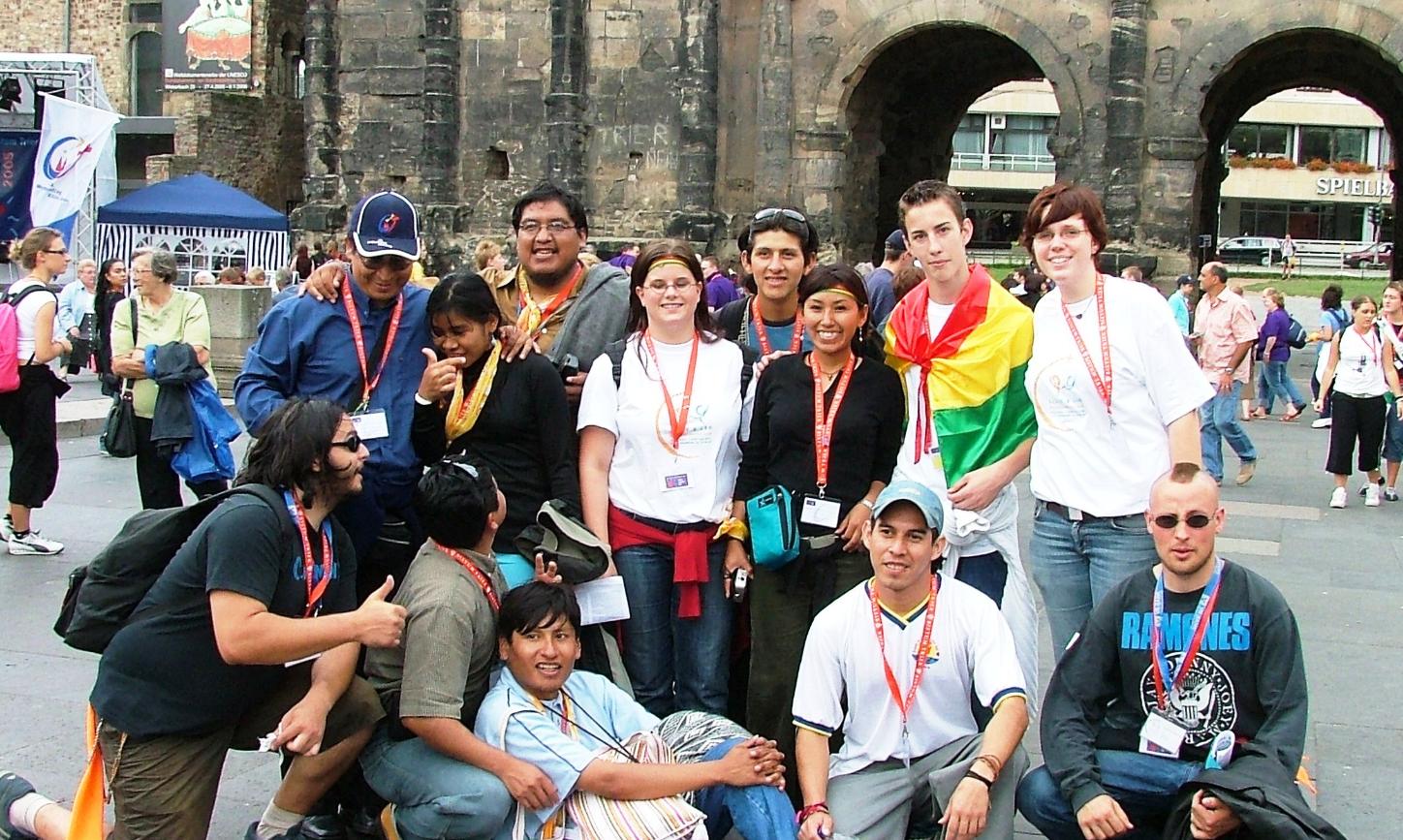 Das Bild zeigt eine Gruppe junger Menschen vor der Porta Nigra in Trier