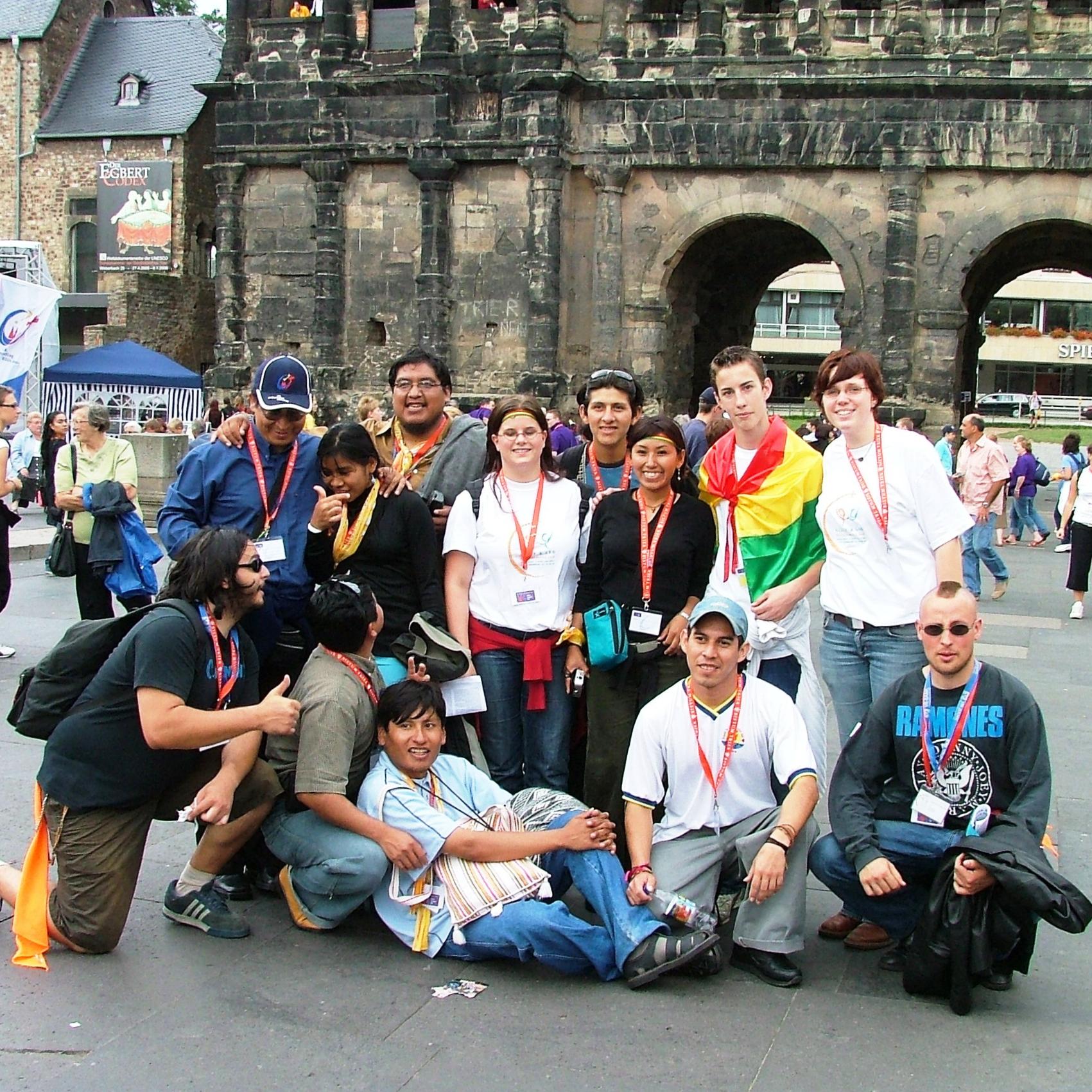 Das Bild zeigt eine Gruppe junger Menschen vor der Porta Nigra in Trier