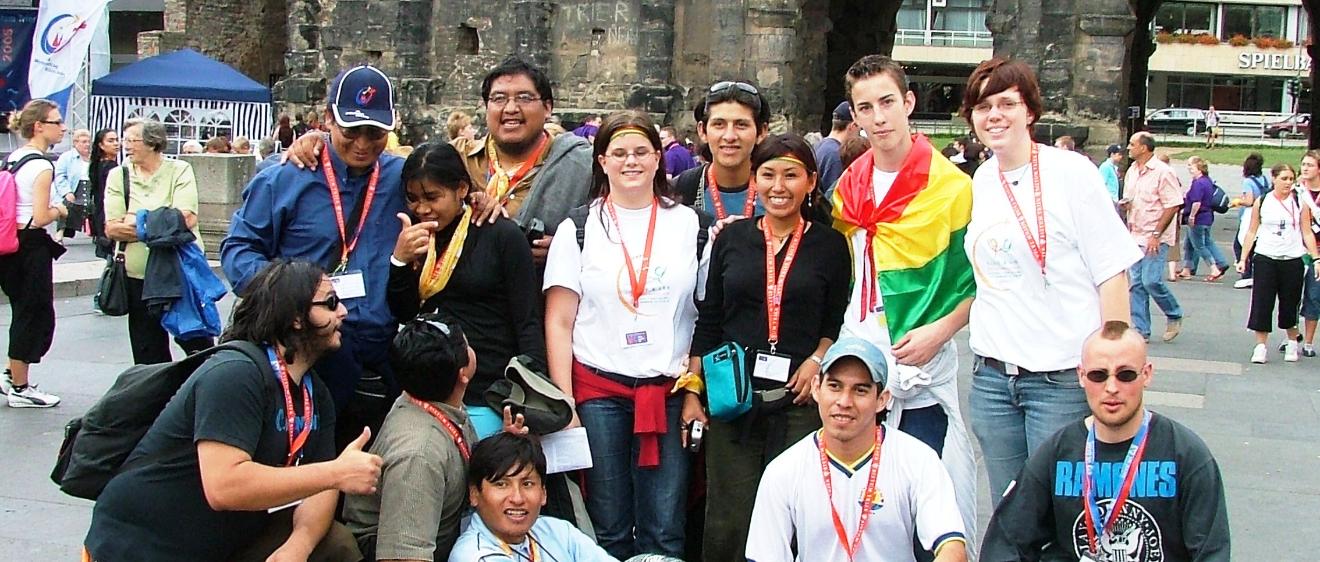Das Bild zeigt eine Gruppe junger Menschen vor der Porta Nigra in Trier