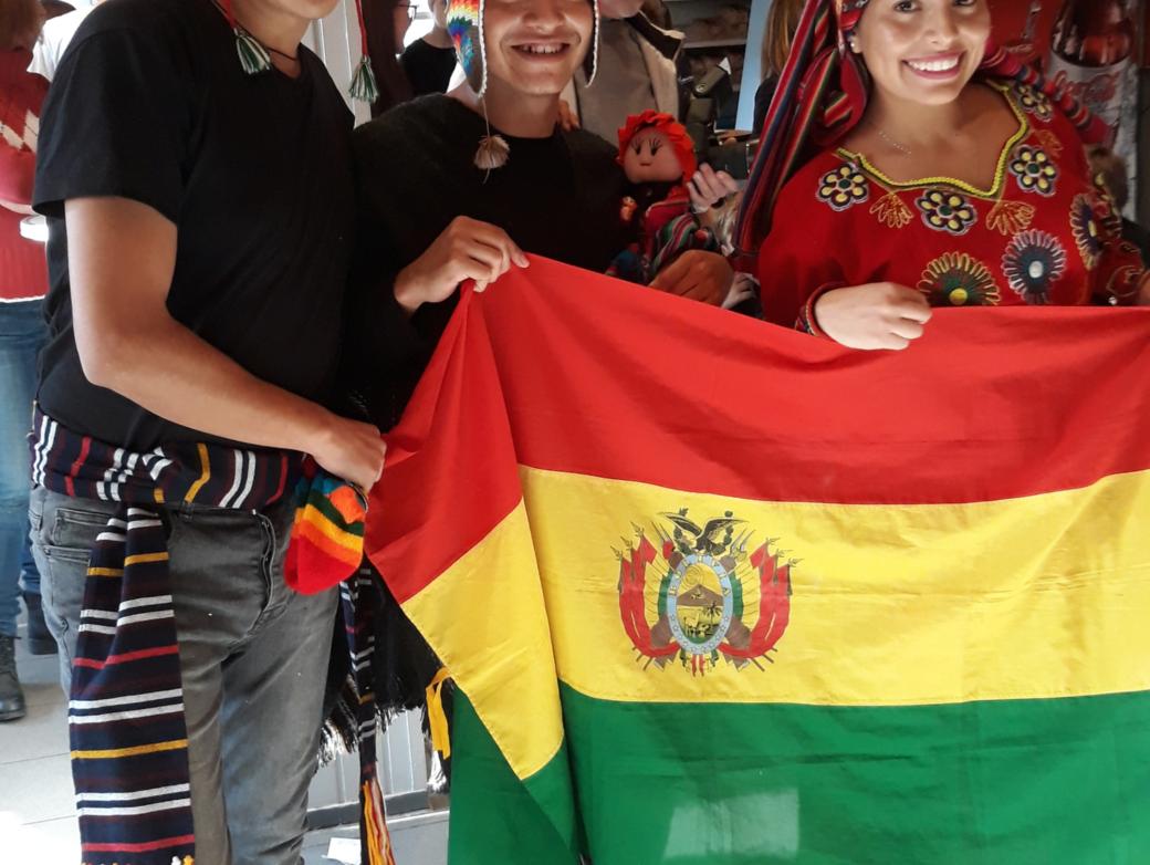 Das Bild zeigt bolivianische Freiwillige beim 2nd Hemd & Hose Markt