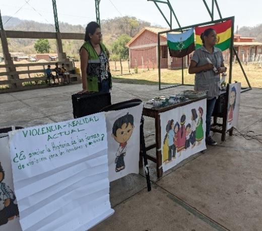 Das Bild zeigt einen Stand mit zwei Frauen. Sie informieren über Rechte von Frauen in Bolivien.