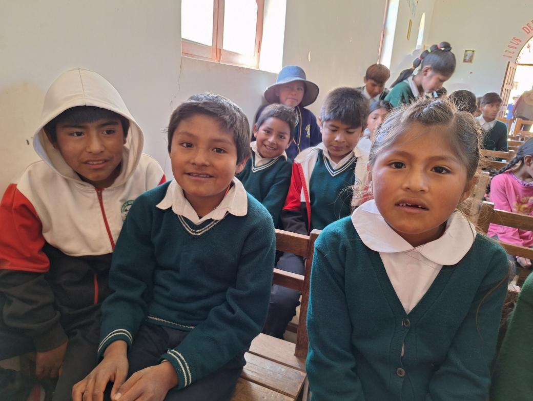 Das Bild zeigt Kinder auf Bänken in einer Kirche. Es ist ein Gottesdienst in Buena Vista in Bolivien.