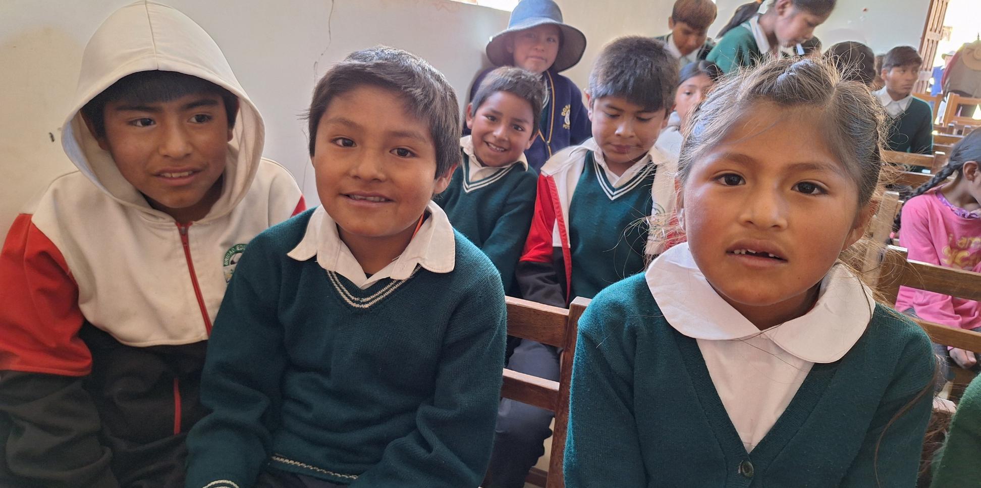 Das Bild zeigt Kinder auf Bänken in einer Kirche. Es ist ein Gottesdienst in Buena Vista in Bolivien.