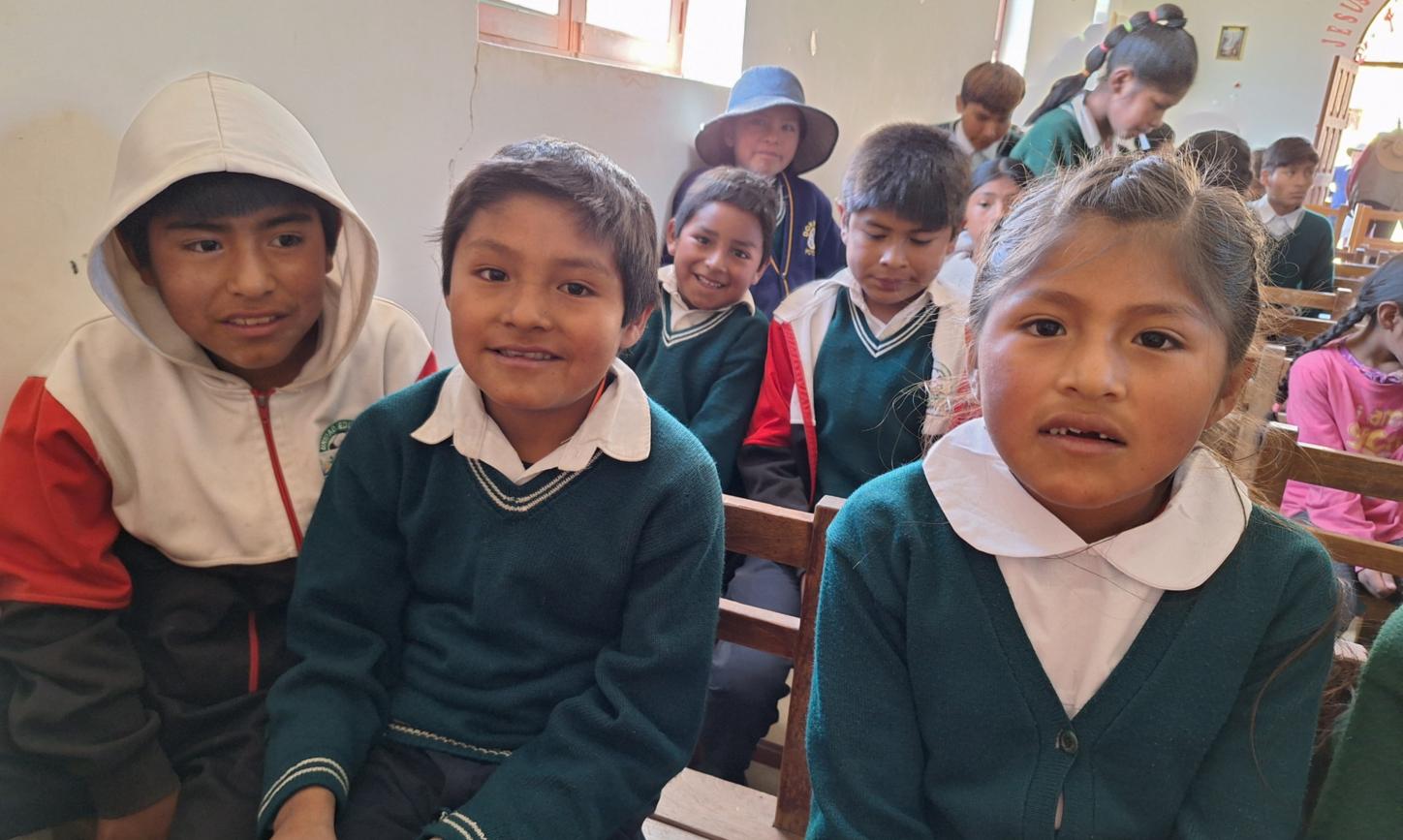 Das Bild zeigt Kinder auf Bänken in einer Kirche. Es ist ein Gottesdienst in Buena Vista in Bolivien.