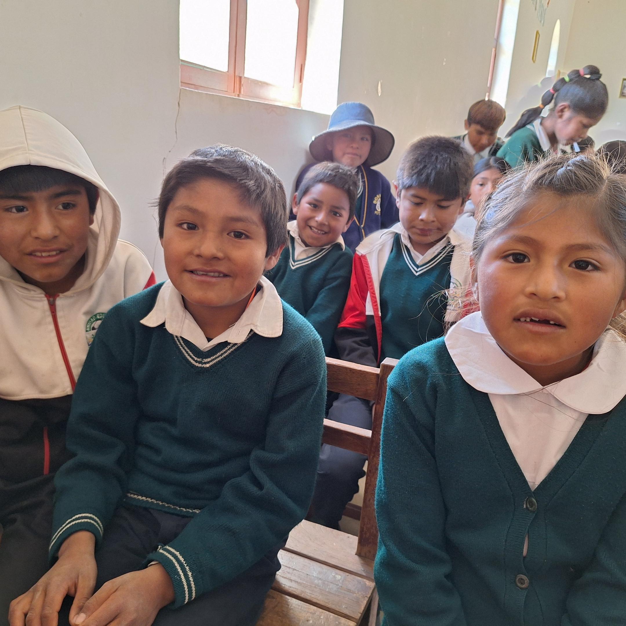 Das Bild zeigt Kinder auf Bänken in einer Kirche. Es ist ein Gottesdienst in Buena Vista in Bolivien.