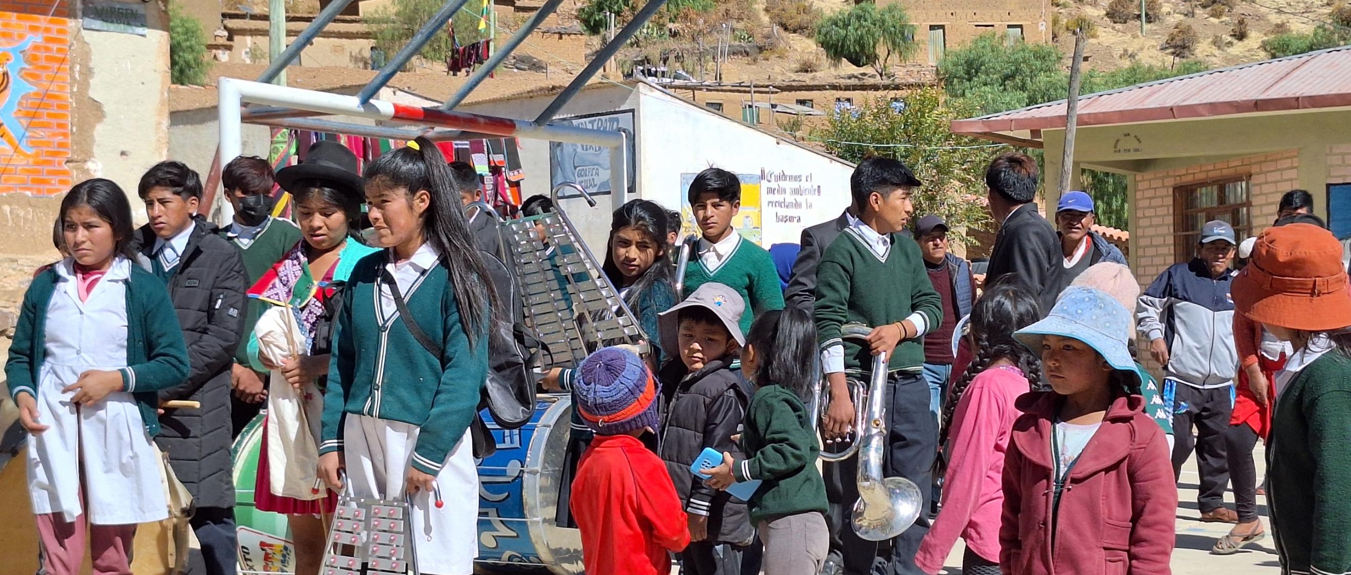 Das Bild zeigt Kinder- und Jugendliche vor einem Sportplatz