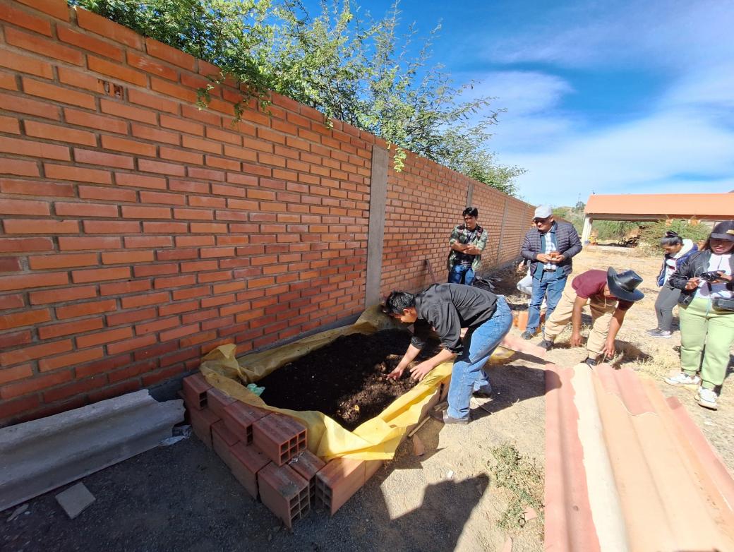 Das Bild zeigt den Bau eines Hochbeetes in Bolivien