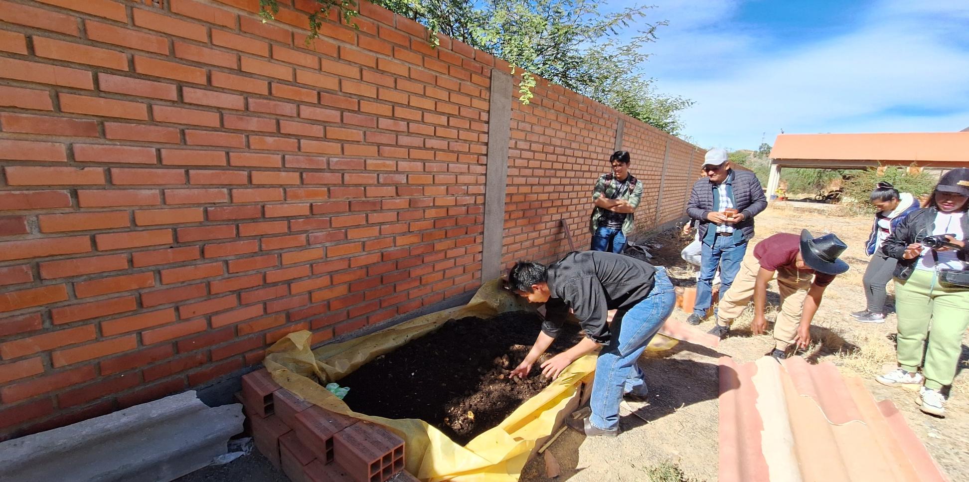 Das Bild zeigt den Bau eines Hochbeetes in Bolivien