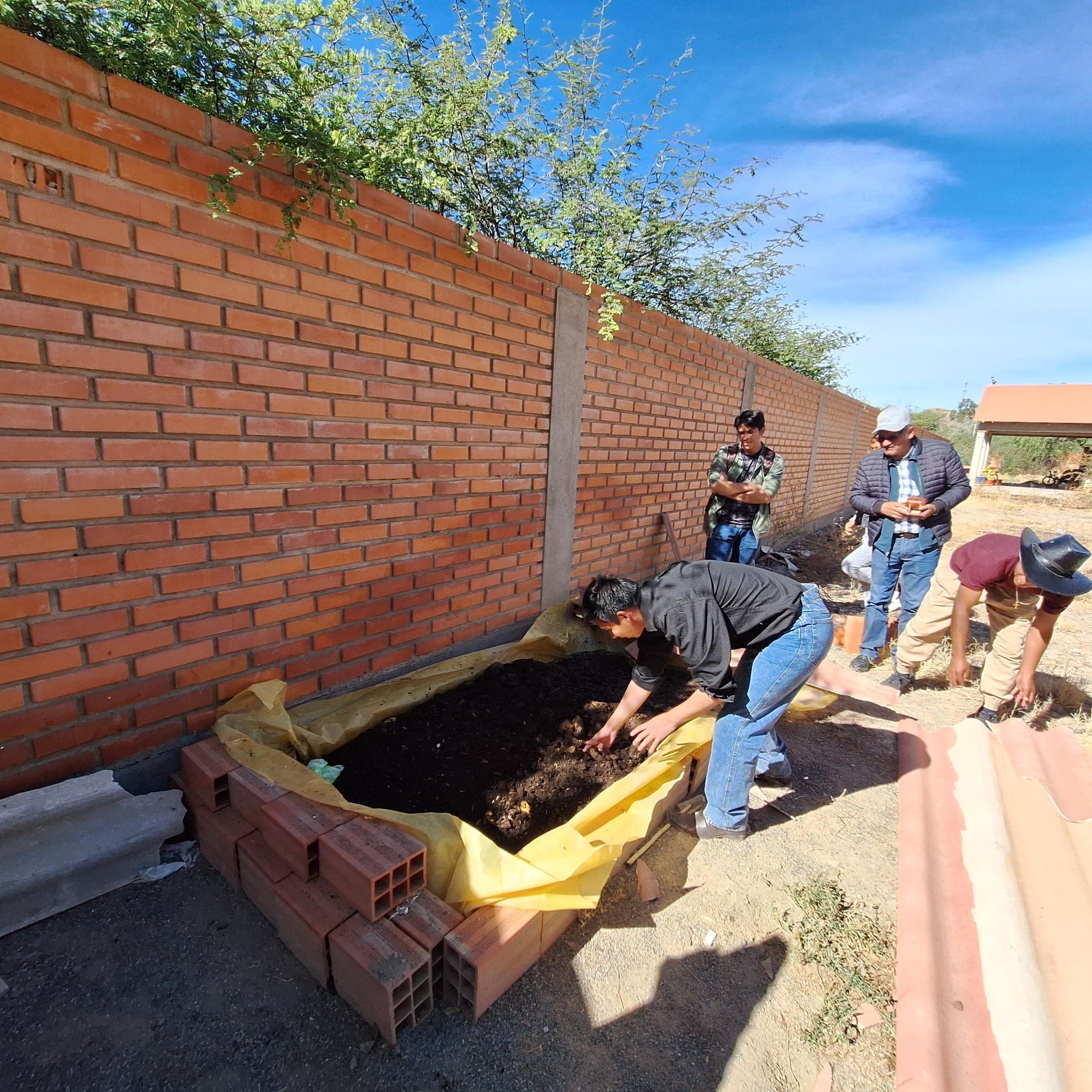 Das Bild zeigt den Bau eines Hochbeetes in Bolivien