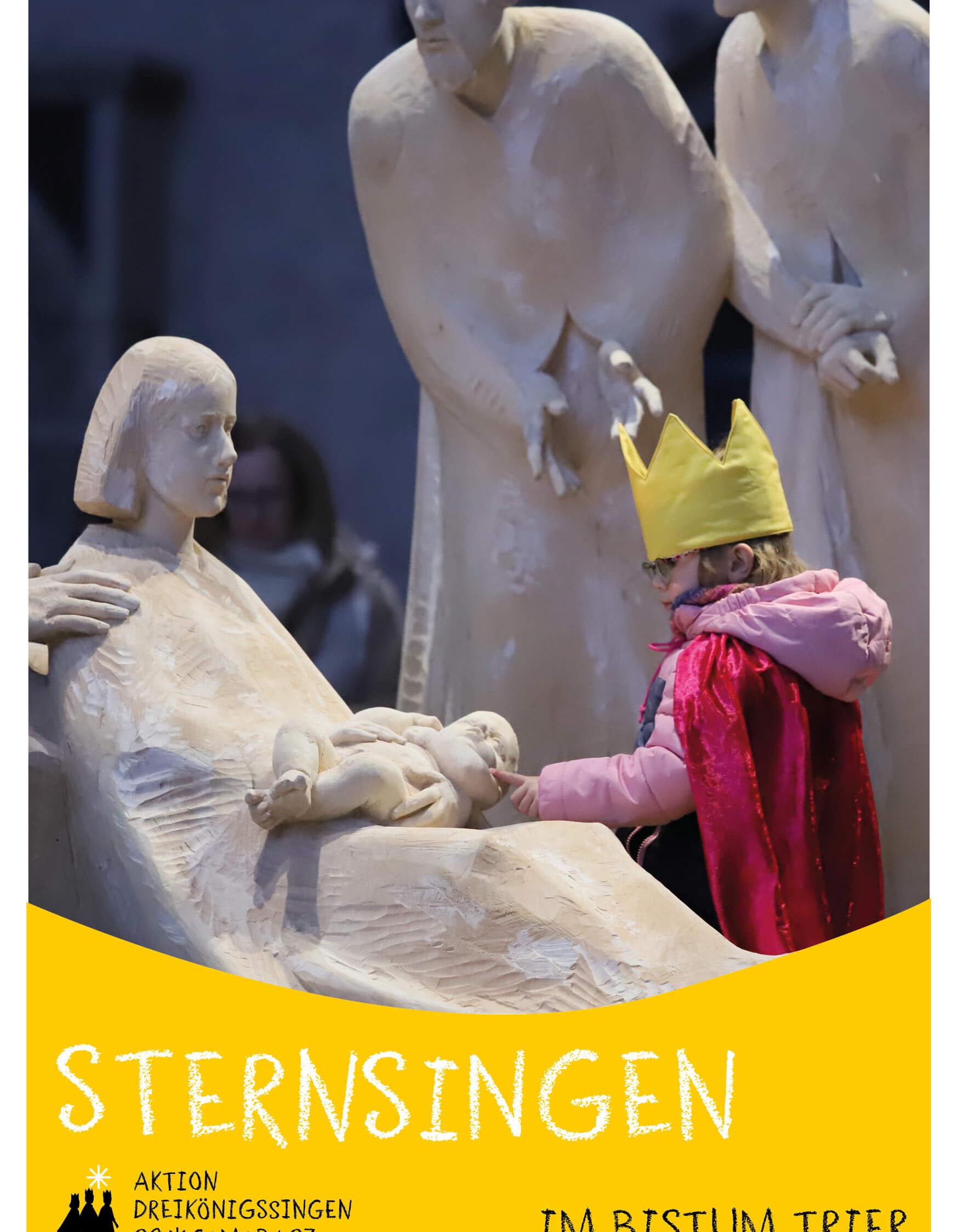 Das Bild zeigt ein Kind als Sternsinger verkleidet, welches mit dem kleinen Finger ein Baby im Schoße einer Mutter als Steinfigur berührt. (c) Bistum Trier Das Bild zeigt ein Kind als Sternsinger verkleidet, welches mit dem kleinen Finger ein Baby im Schoße einer Mutter als Steinfigur berührt.