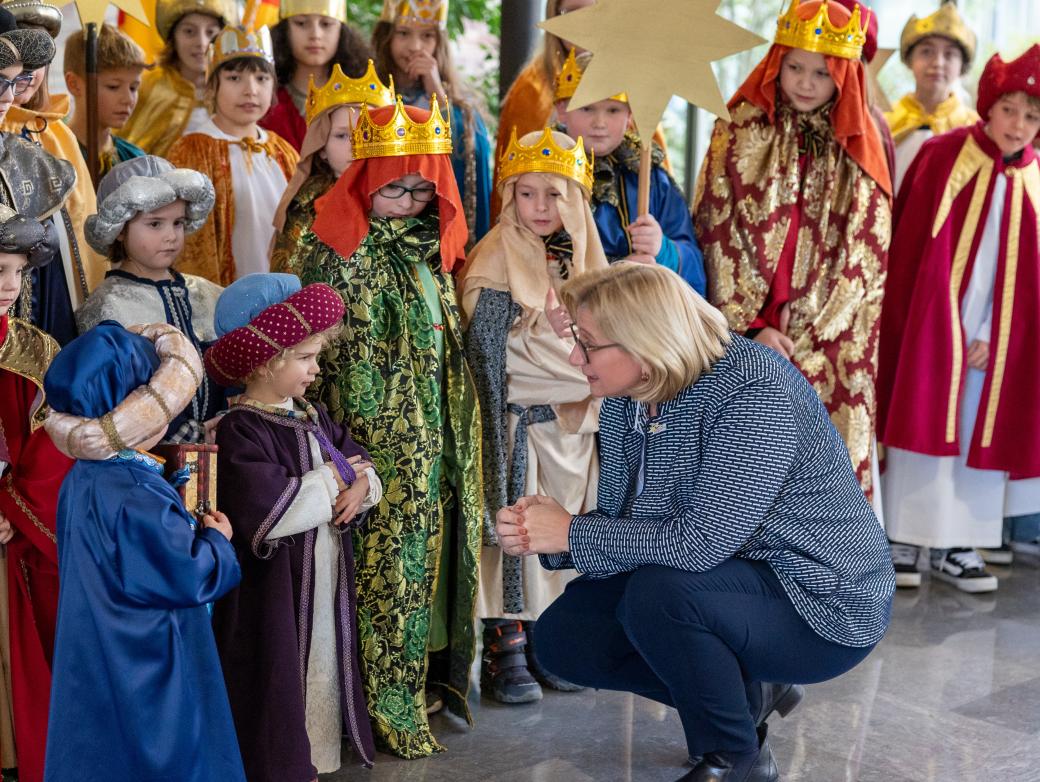 Das Bild zeigt Sternsinger in der Staatskanzlei im Saarland