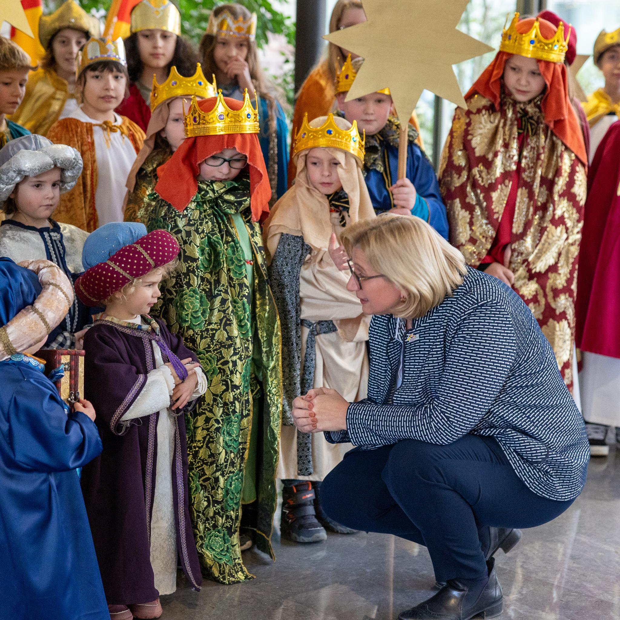 Das Bild zeigt Sternsinger in der Staatskanzlei im Saarland