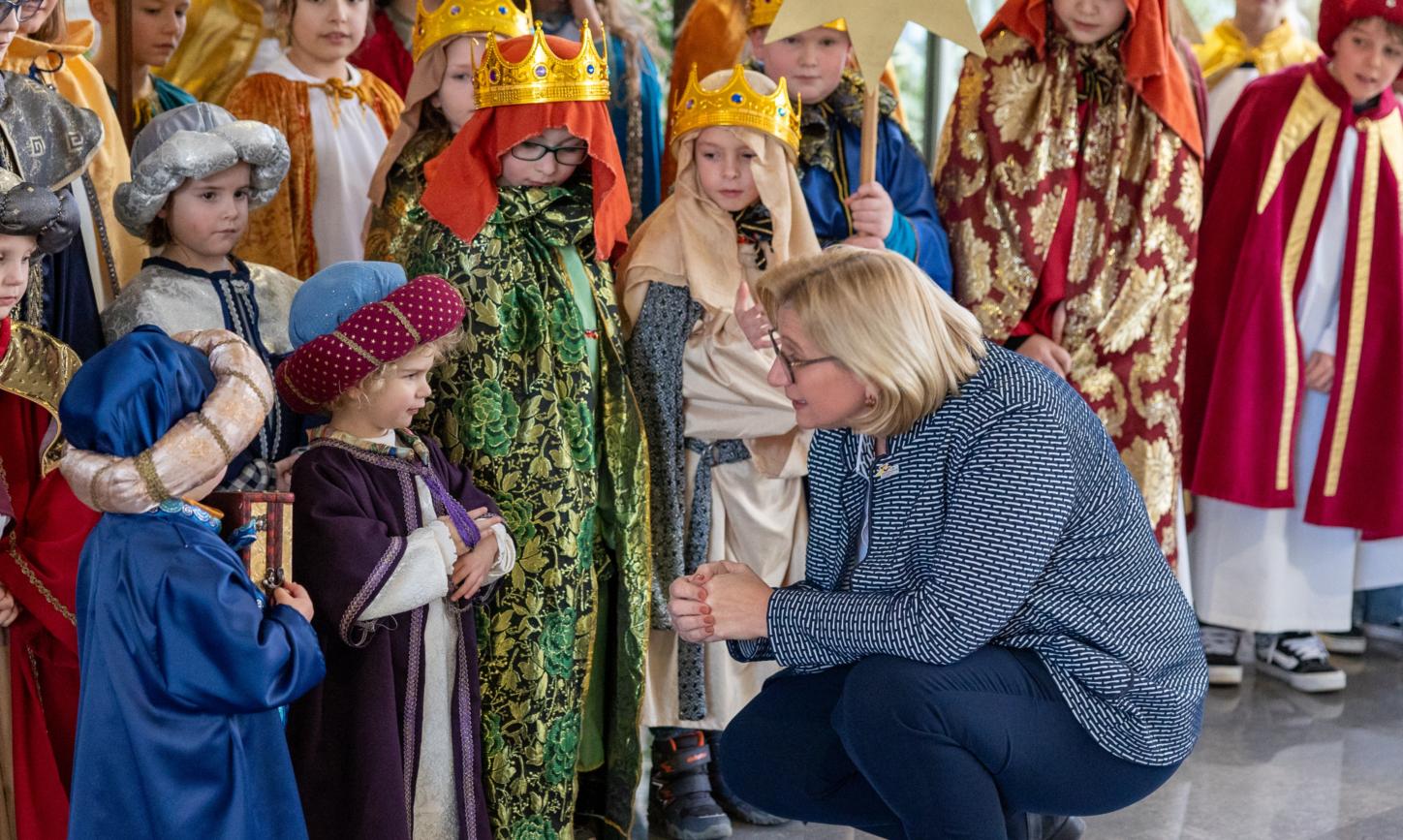 Das Bild zeigt Sternsinger in der Staatskanzlei im Saarland