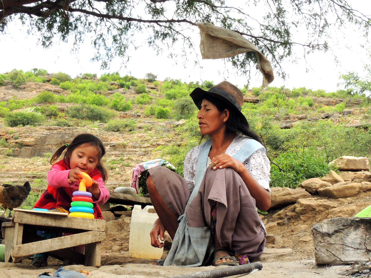 Eine Frau spielt mit einem beeinträchtigten Kind