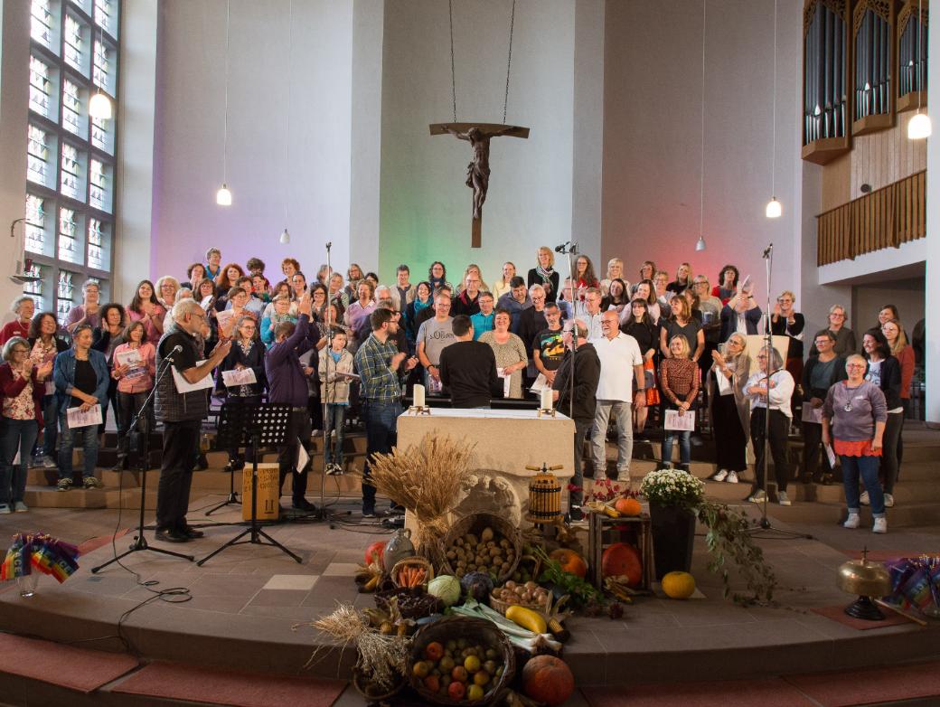 Das Bild wurde vom Altar aus in eine Kirche fotografiert. Man sieht einen großen Chor.