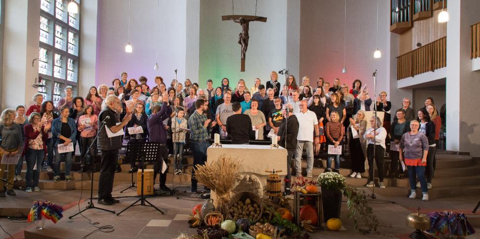 Das Bild wurde vom Altar aus in eine Kirche fotografiert. Man sieht einen großen Chor.