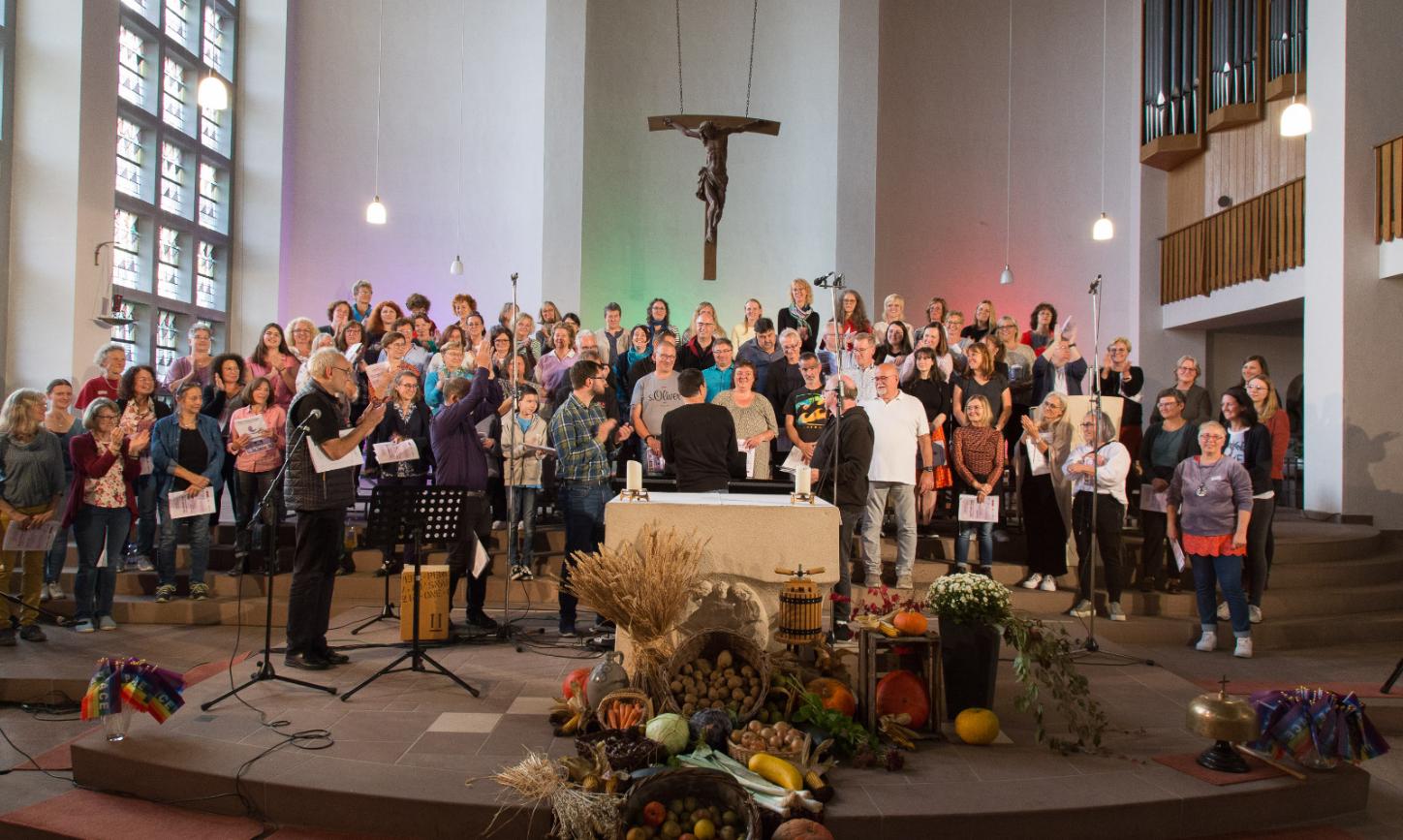 Das Bild wurde vom Altar aus in eine Kirche fotografiert. Man sieht einen großen Chor.