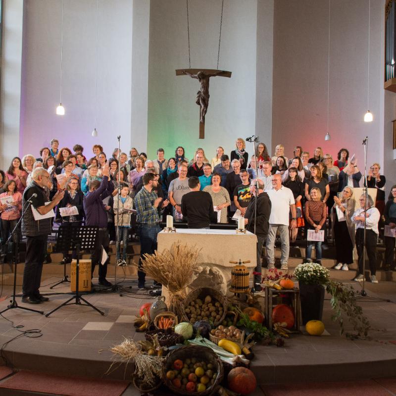 Das Bild wurde vom Altar aus in eine Kirche fotografiert. Man sieht einen großen Chor.