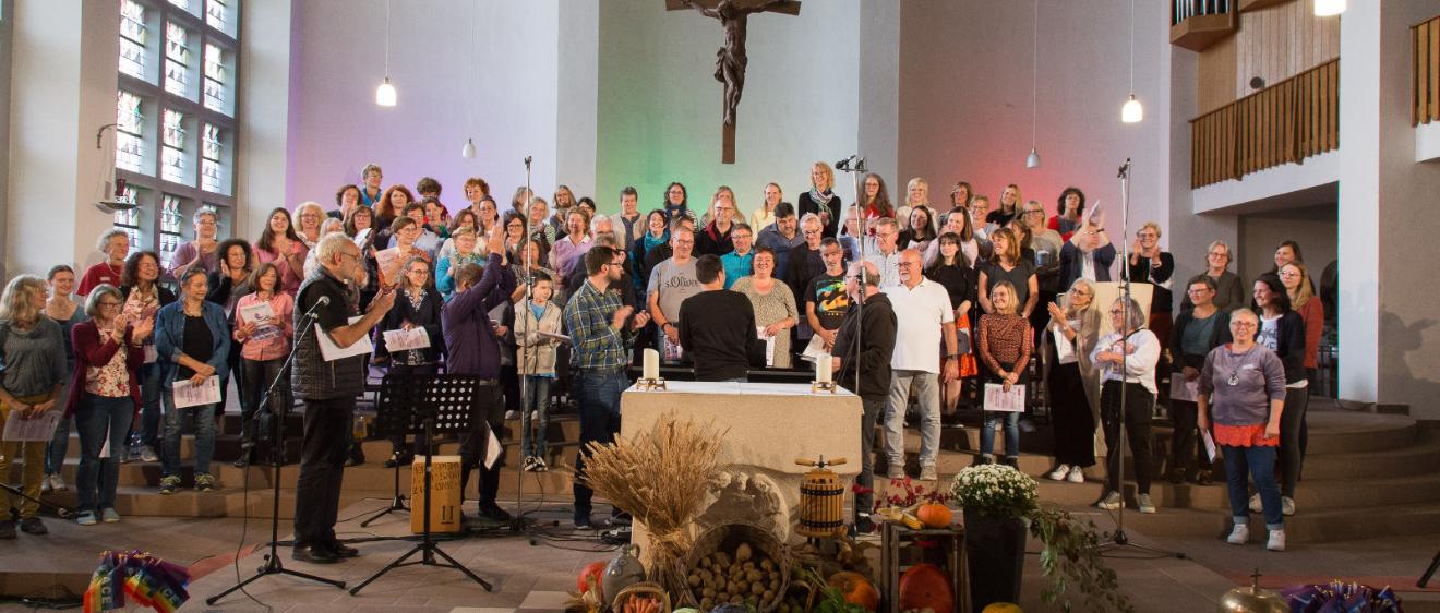 Das Bild wurde vom Altar aus in eine Kirche fotografiert. Man sieht einen großen Chor.