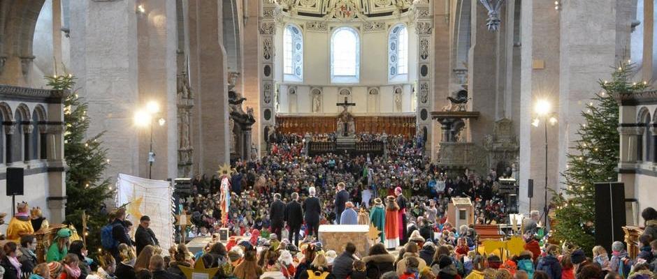 Das Bild zeigt die Bundesweite Sternsinger Aussendung im Trierer Dom