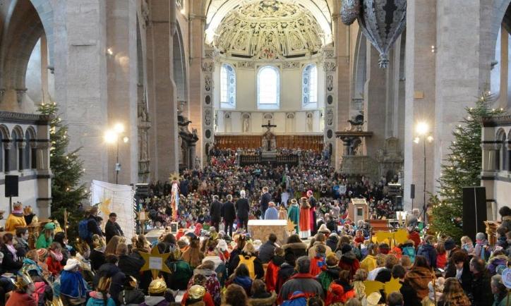 Das Bild zeigt die Bundesweite Sternsinger Aussendung im Trierer Dom