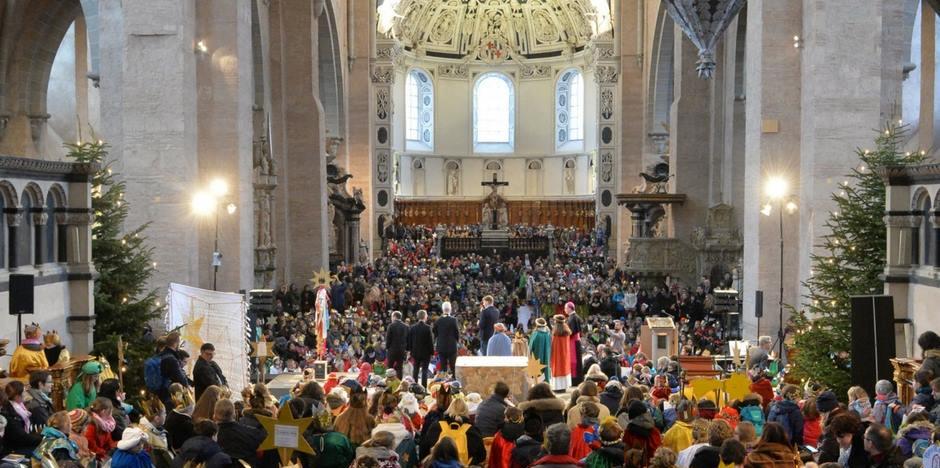 Das Bild zeigt die Bundesweite Sternsinger Aussendung im Trierer Dom