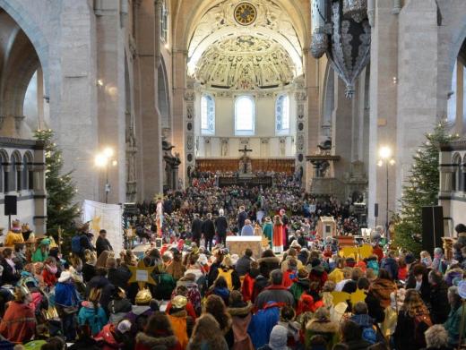 Das Bild zeigt die Bundesweite Sternsinger Aussendung im Trierer Dom