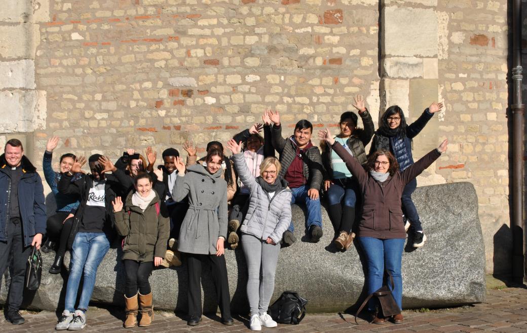 Das Bild zeigt eine Gruppe vorm Trierer Dom. Es sind reverse Freiwillige aus Bolivien.