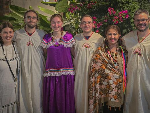 Das Bild zeigt sechs Menschen. Sie sind auf Begegnungsreise in Bolivien und tragen traditionelle Kleidung.