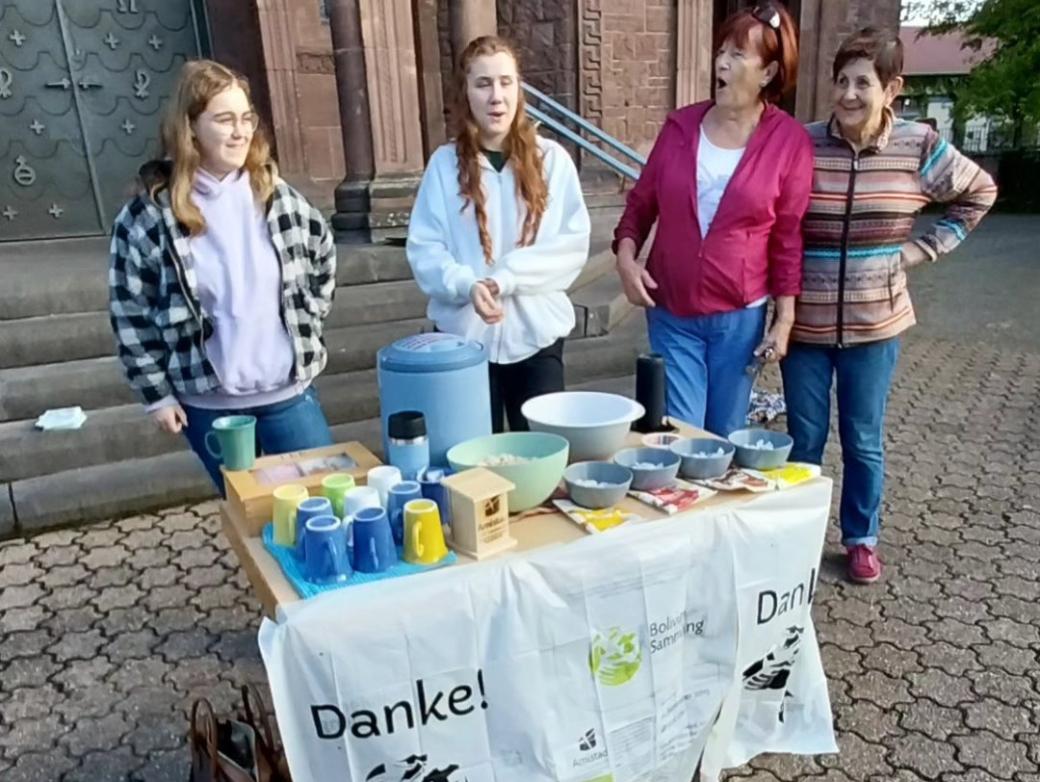 Das Bild zeigt vier weibliche Personen (jung und alt) welche Speisen für Helfende bei einer Kleidersammlung anbieten