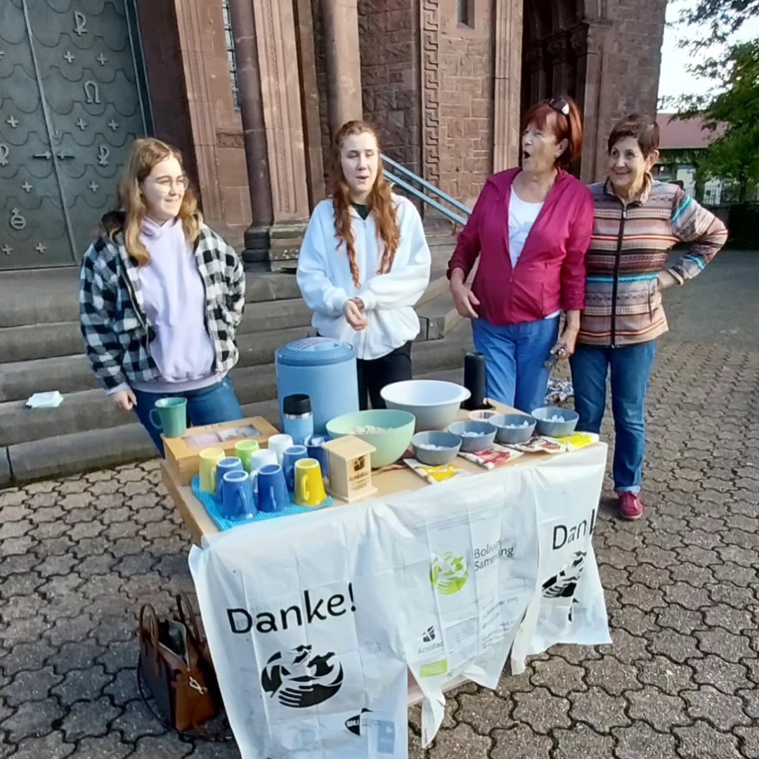 Das Bild zeigt vier weibliche Personen (jung und alt) welche Speisen für Helfende bei einer Kleidersammlung anbieten