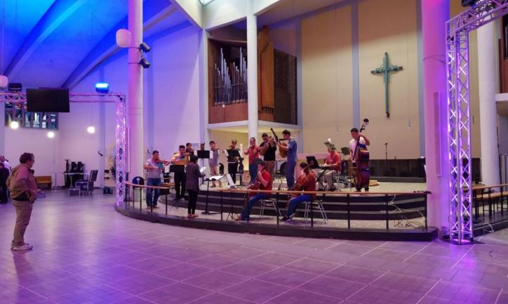 Das Bild zeigt eine musikalische Generalprobe einer Band in einer Kirche