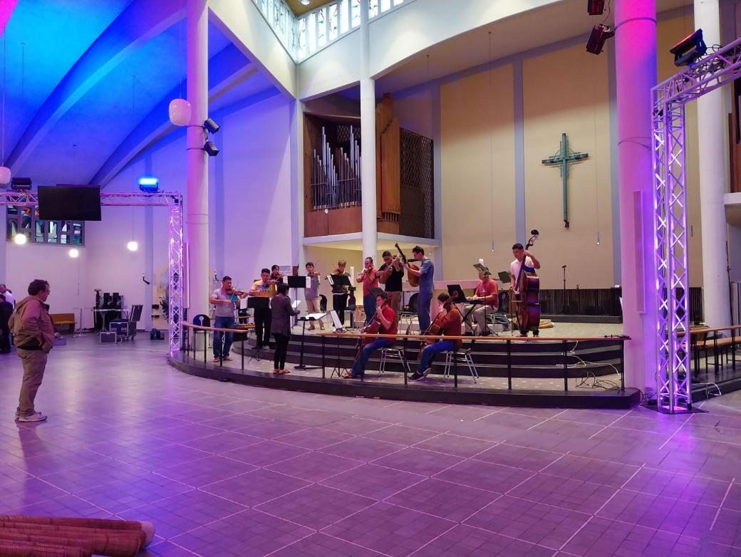 Das Bild zeigt eine musikalische Generalprobe einer Band in einer Kirche
