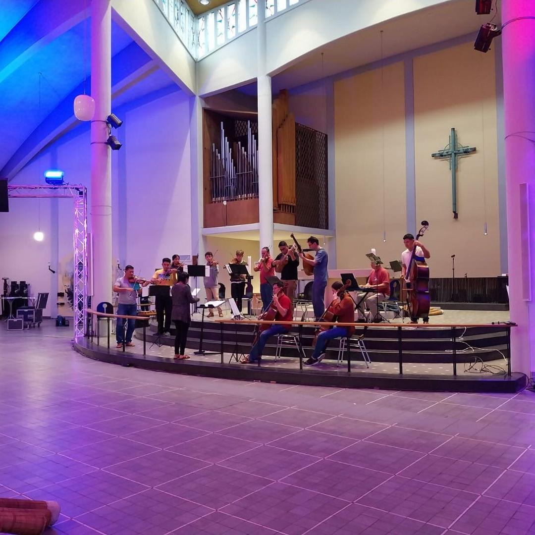Das Bild zeigt eine musikalische Generalprobe einer Band in einer Kirche