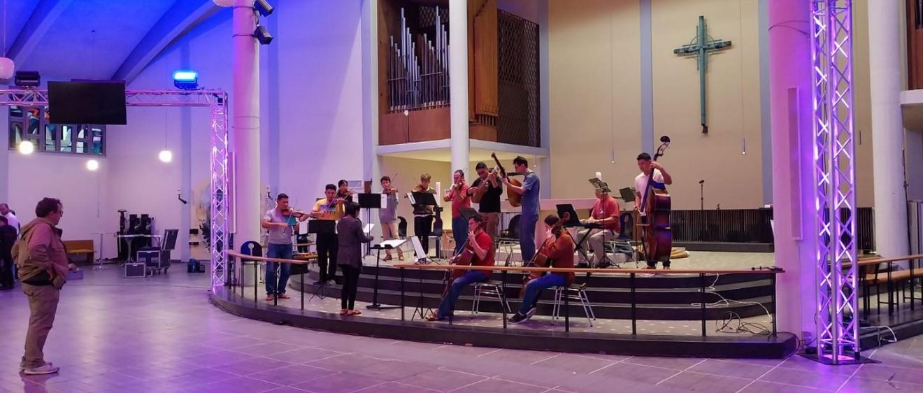 Das Bild zeigt eine musikalische Generalprobe einer Band in einer Kirche