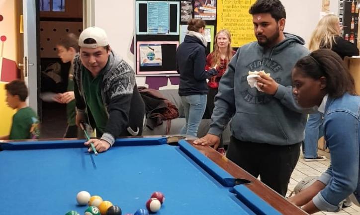 Das Bild zeigt Jugendliche beim Billiardspielen