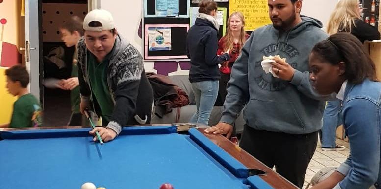 Das Bild zeigt Jugendliche beim Billiardspielen