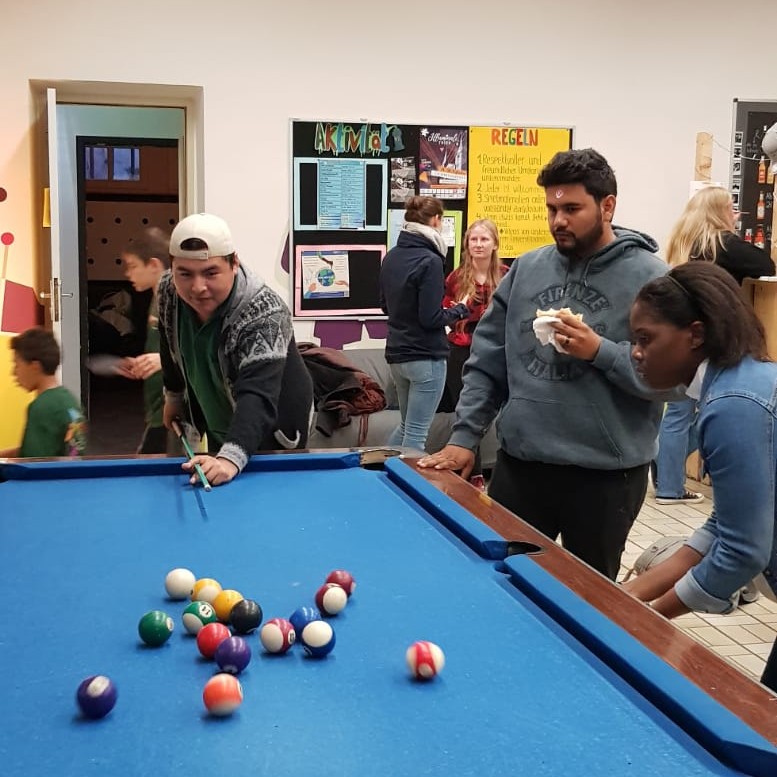 Das Bild zeigt Jugendliche beim Billiardspielen