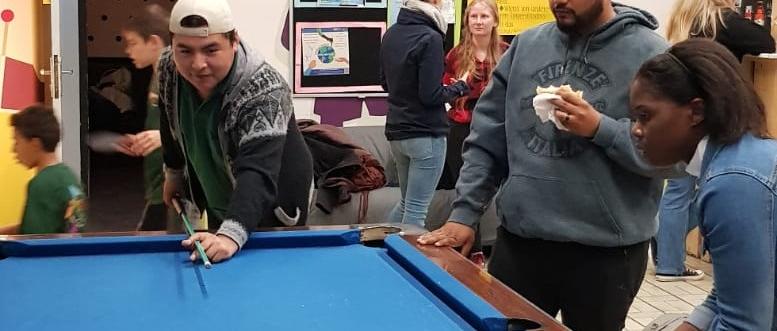 Das Bild zeigt Jugendliche beim Billiardspielen