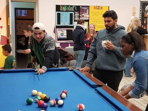 Das Bild zeigt Jugendliche beim Billiardspielen