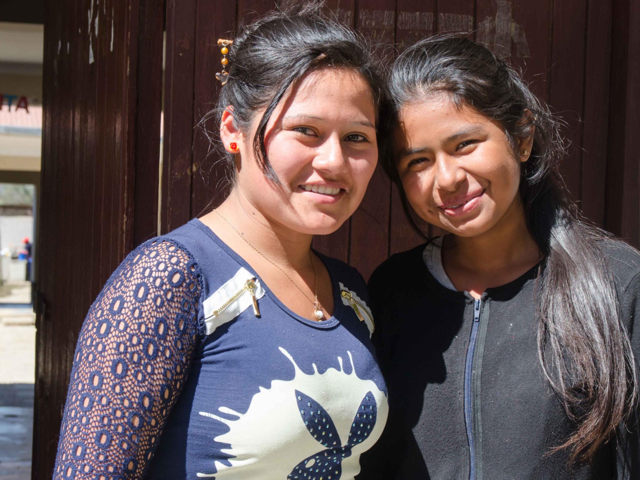 Das Bild zeigt zwei junge Bolivianerinnen.