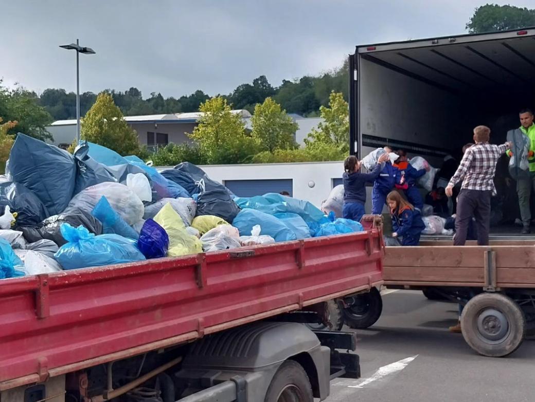 Das Bild zeigt die Ladefläche eines 7,5 T LKWs. Diese ist gefüllt mit Säcken.