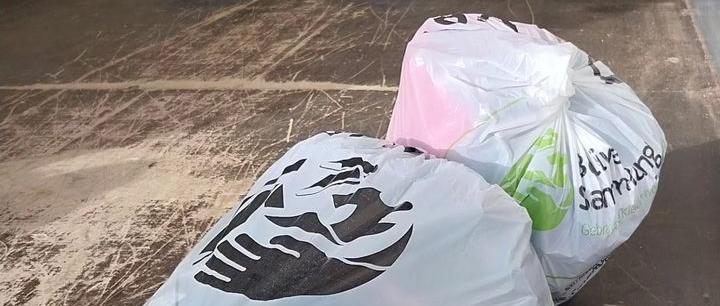 Das Bild zeigt einen Kleidersack in Nahaufnahme auf der Ladefläche eines LKWs.