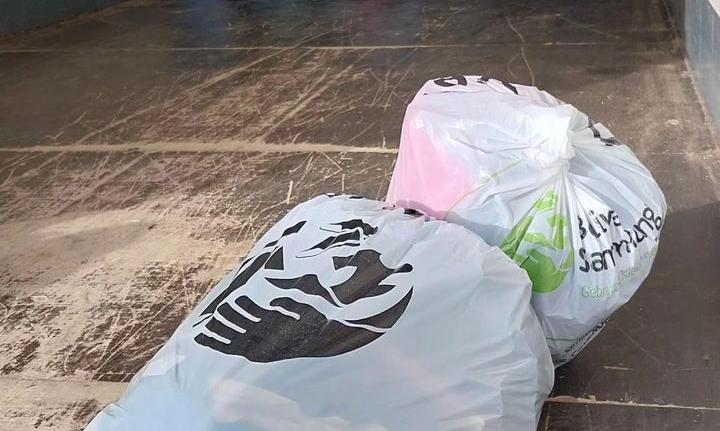 Das Bild zeigt einen Kleidersack in Nahaufnahme auf der Ladefläche eines LKWs.