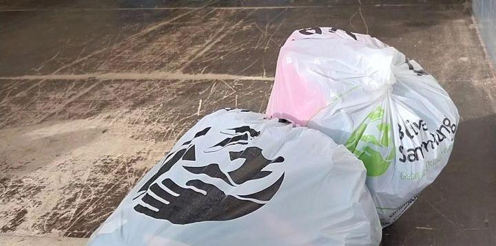 Das Bild zeigt einen Kleidersack in Nahaufnahme auf der Ladefläche eines LKWs.