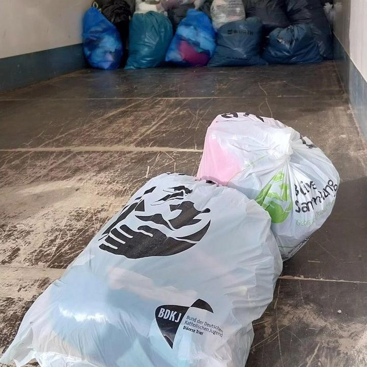 Das Bild zeigt einen Kleidersack in Nahaufnahme auf der Ladefläche eines LKWs.